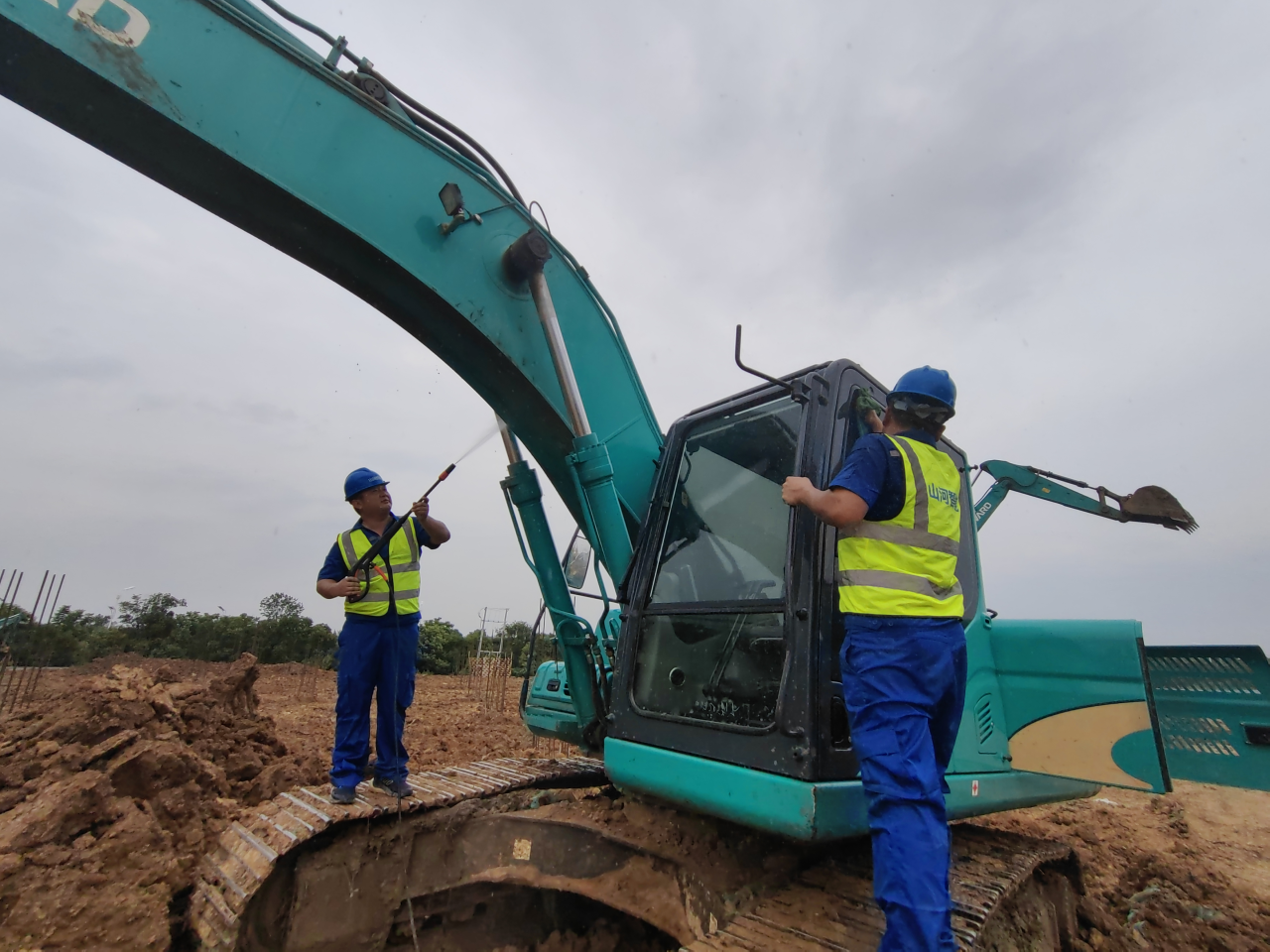 一线“热”闻 | 专业售后,用心服务!UED在线官网网页版(中国)唯一官方网站智能挖掘机服务万里行一直在路上