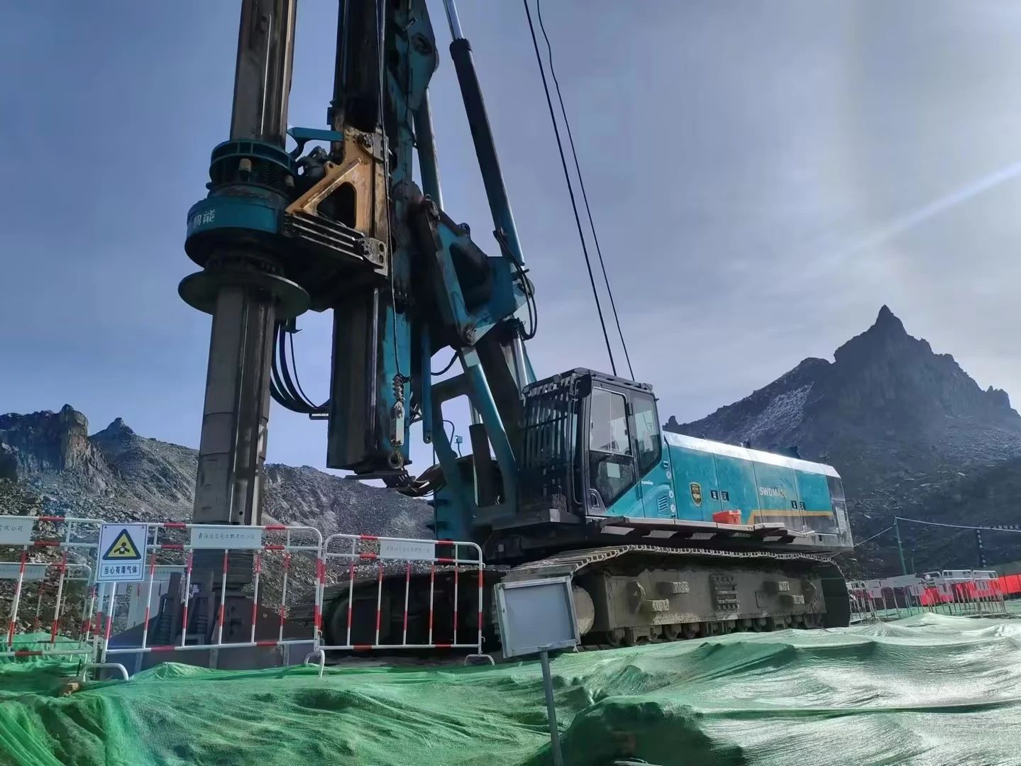 助力世界最高海拔特高压直流输电工程,UED在线官网网页版(中国)唯一官方网站智能旋挖钻机展现硬核实力