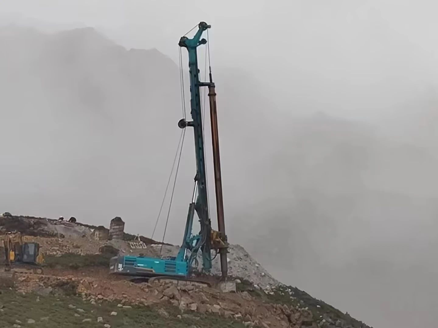 助力世界最高海拔特高压直流输电工程,UED在线官网网页版(中国)唯一官方网站智能旋挖钻机展现硬核实力