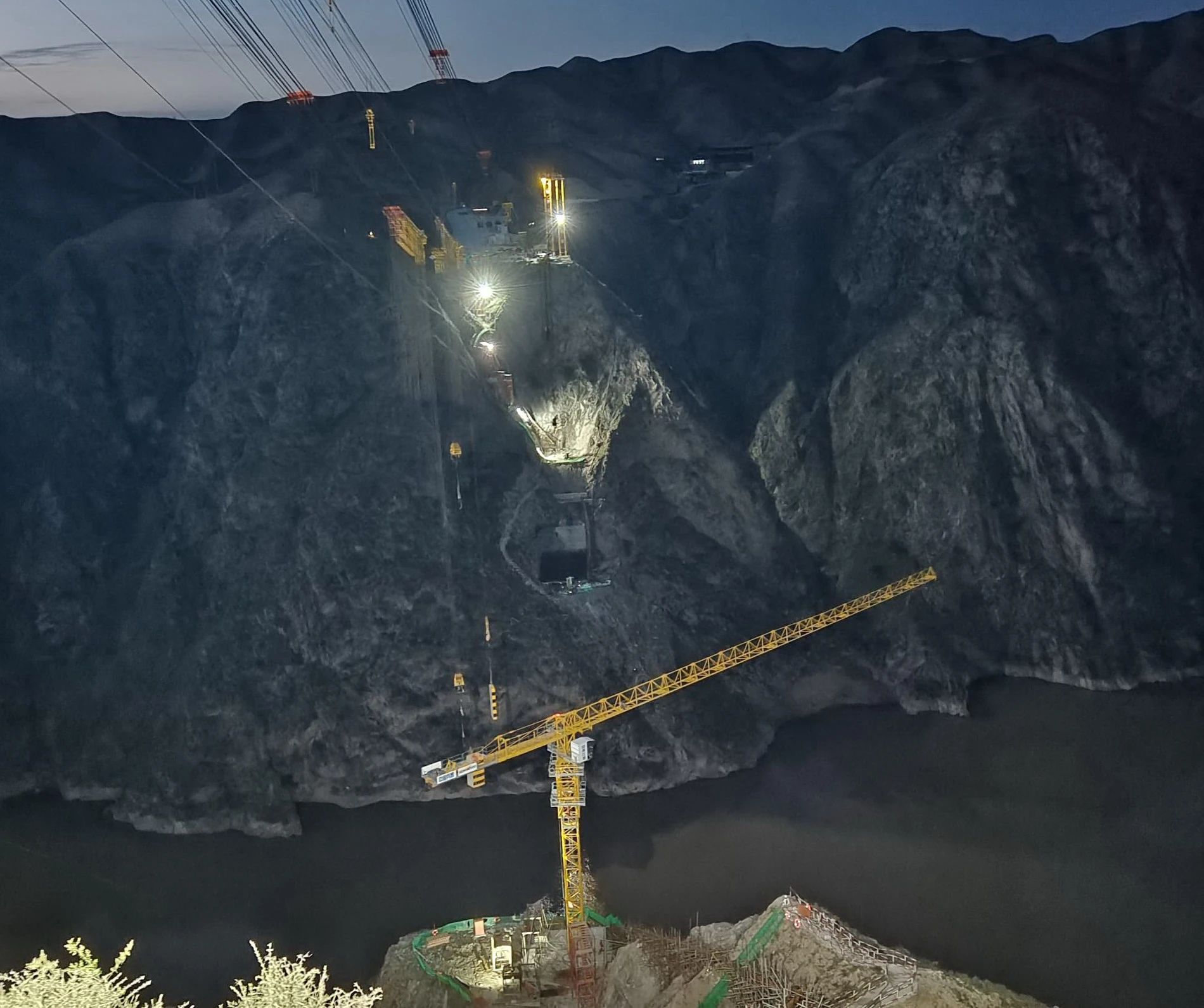 一桥通南北，群岭变坦途！UED在线官网网页版(中国)唯一官方网站江麓塔机助建洮河大桥