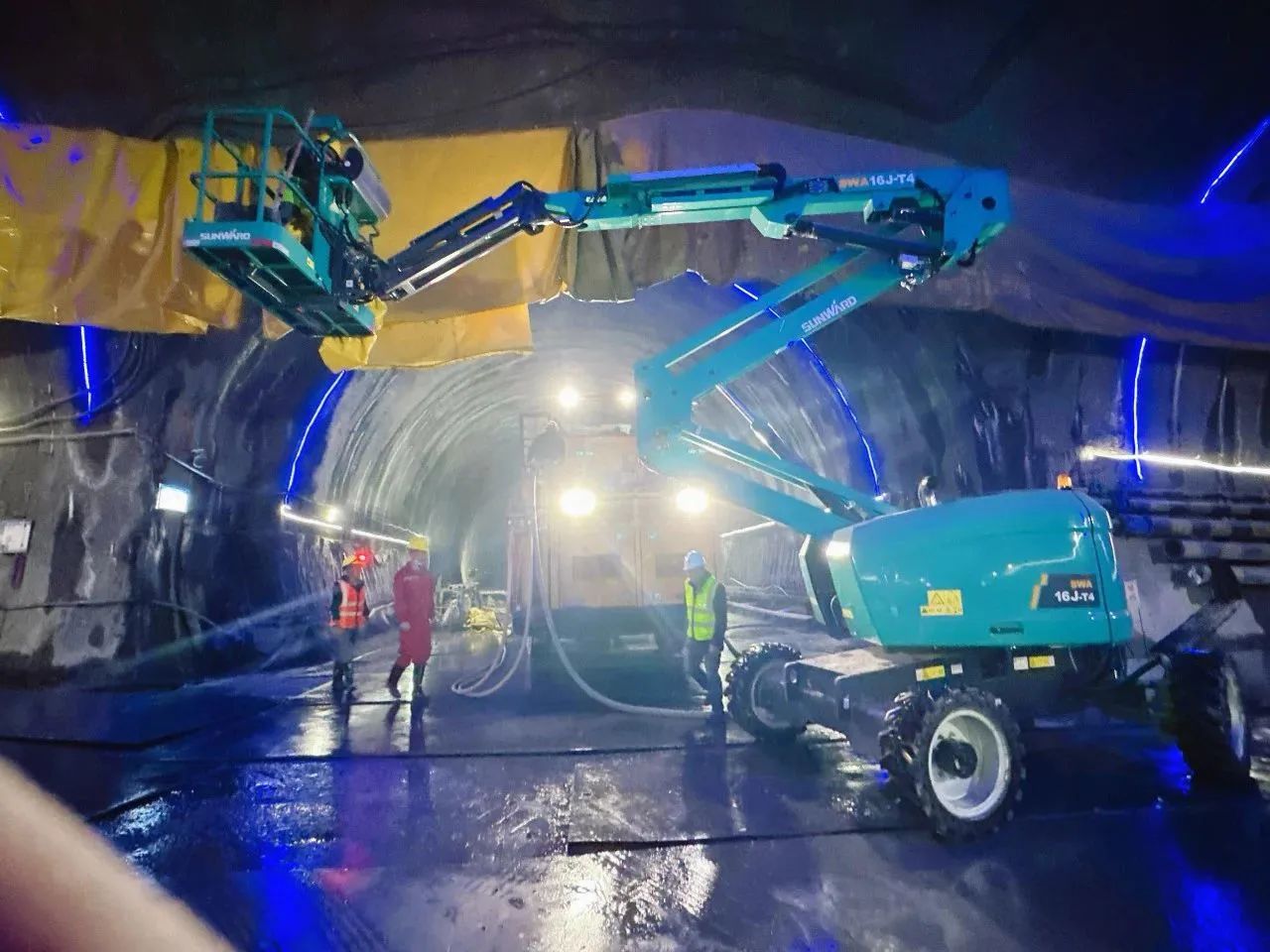 不惧高海拔挑战!UED在线官网网页版(中国)唯一官方网站智能高空机械实力助建川藏铁路