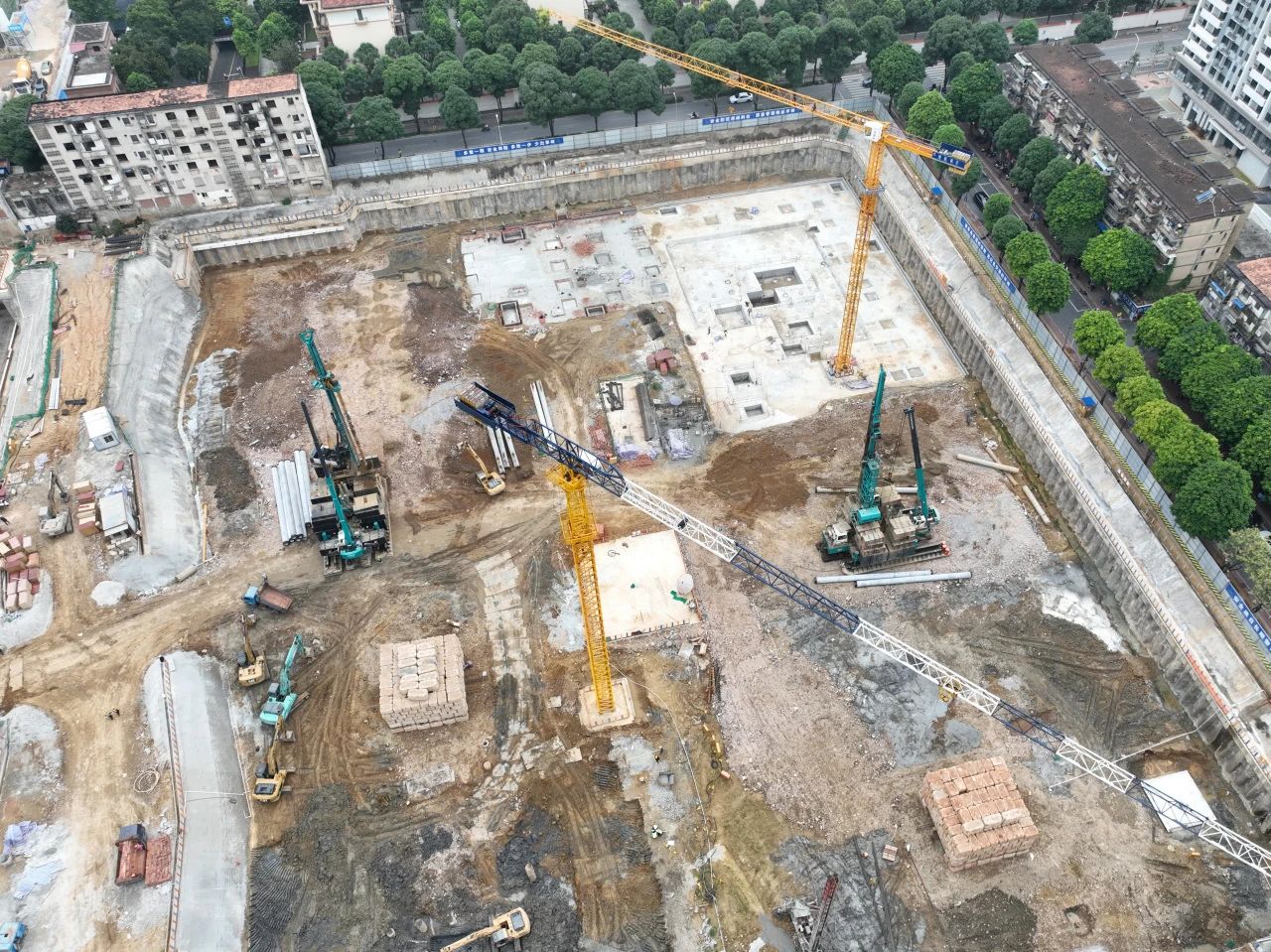 “绿巨人”显神威!UED在线官网网页版(中国)唯一官方网站智能引孔式静力压桩机助建“绿城”南宁民生项目