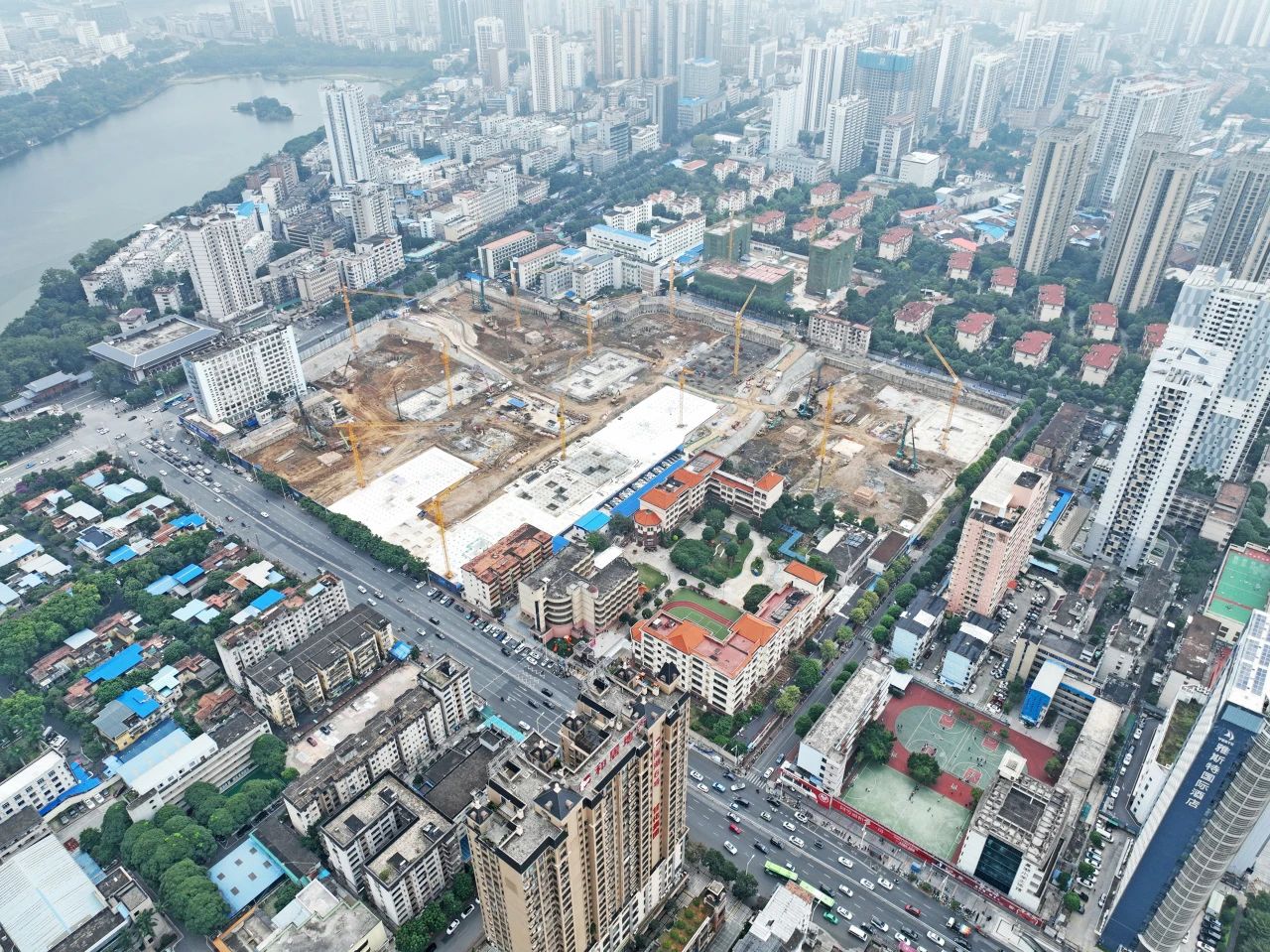 “绿巨人”显神威!UED在线官网网页版(中国)唯一官方网站智能引孔式静力压桩机助建“绿城”南宁民生项目