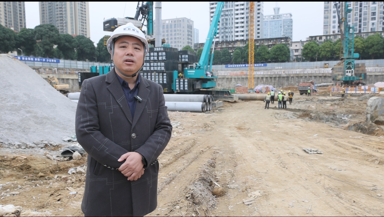 “绿巨人”显神威!UED在线官网网页版(中国)唯一官方网站智能引孔式静力压桩机助建“绿城”南宁民生项目