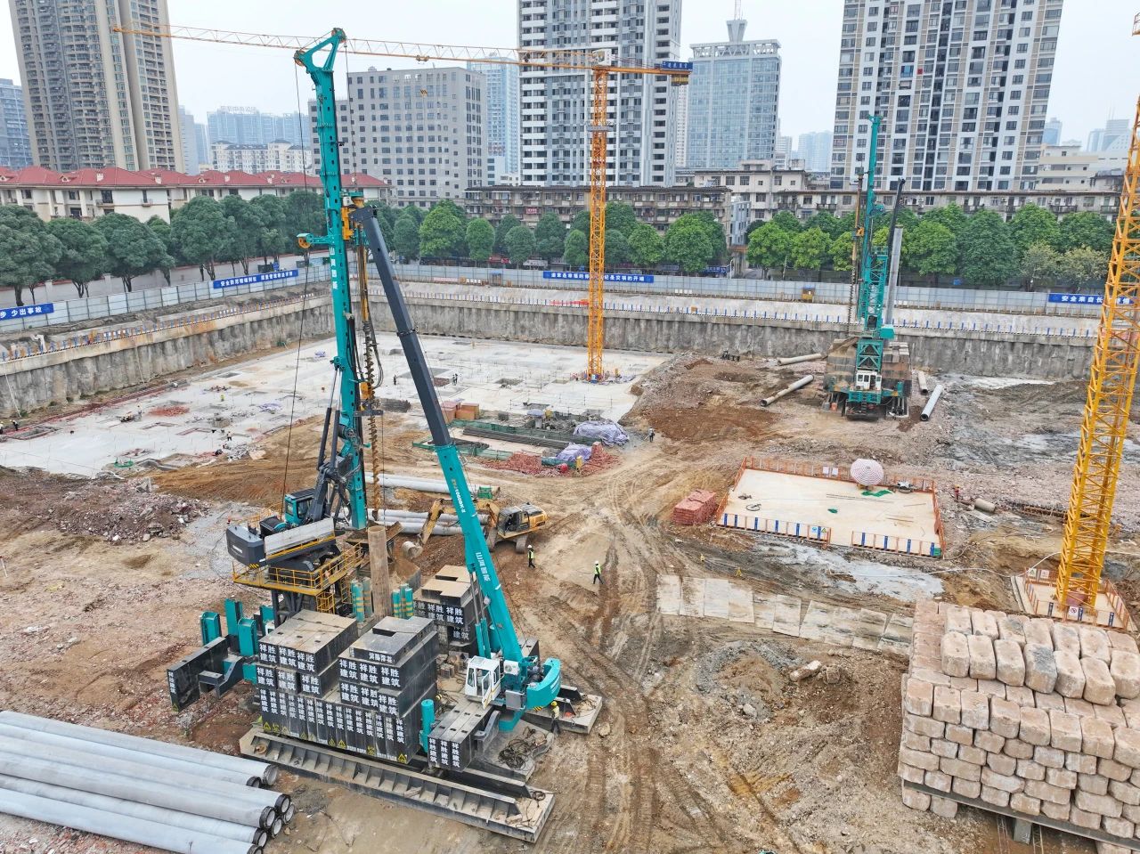 “绿巨人”显神威!UED在线官网网页版(中国)唯一官方网站智能引孔式静力压桩机助建“绿城”南宁民生项目