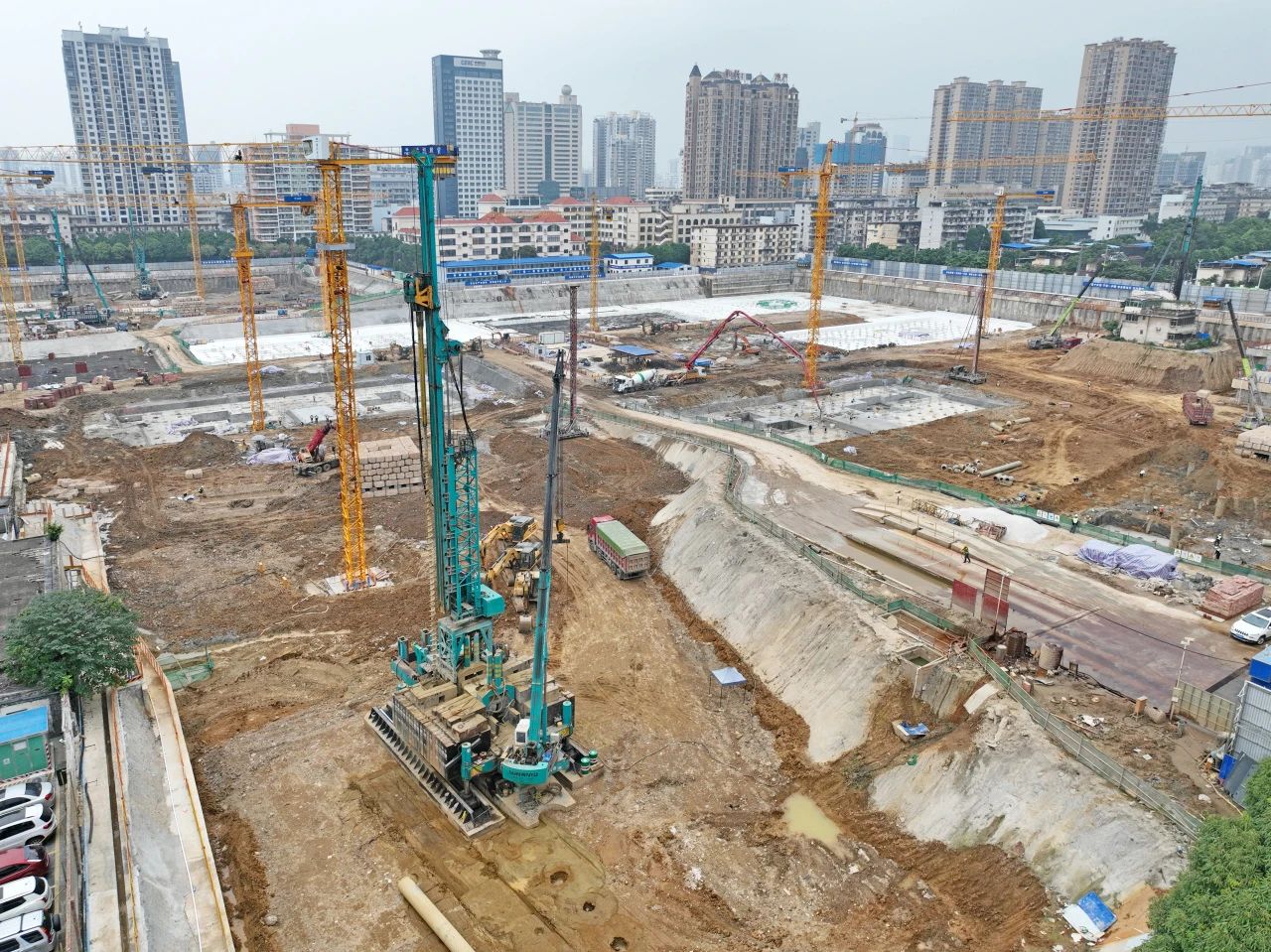 “绿巨人”显神威!UED在线官网网页版(中国)唯一官方网站智能引孔式静力压桩机助建“绿城”南宁民生项目