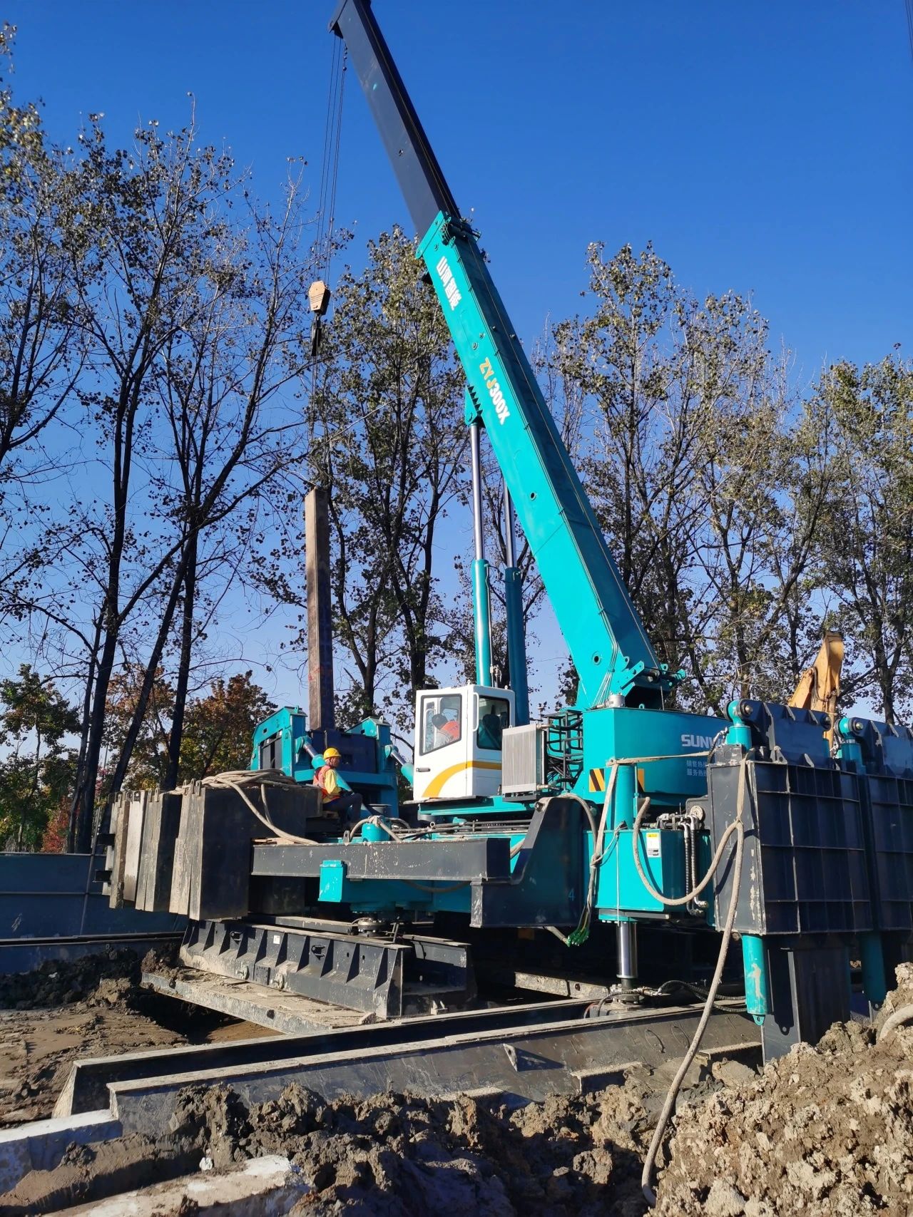 “UED在线官网网页版(中国)唯一官方网站绿”闪耀西子湖畔!UED在线官网网页版(中国)唯一官方网站智能ZYJ300X斜桩压桩机强势来袭