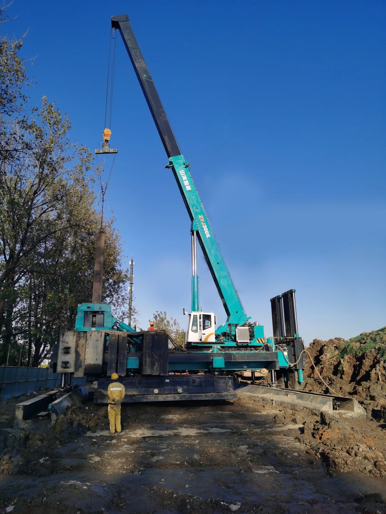 “UED在线官网网页版(中国)唯一官方网站绿”闪耀西子湖畔!UED在线官网网页版(中国)唯一官方网站智能ZYJ300X斜桩压桩机强势来袭