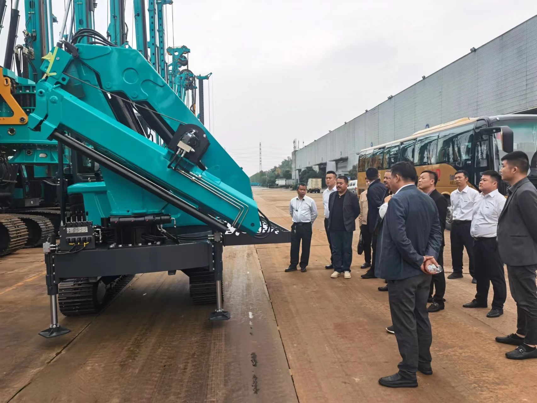 行业寒冬现暖阳！现场签购20台旋挖钻机，UED在线官网网页版(中国)唯一官方网站智能携手湖南骏牛助力国家电网项目建设