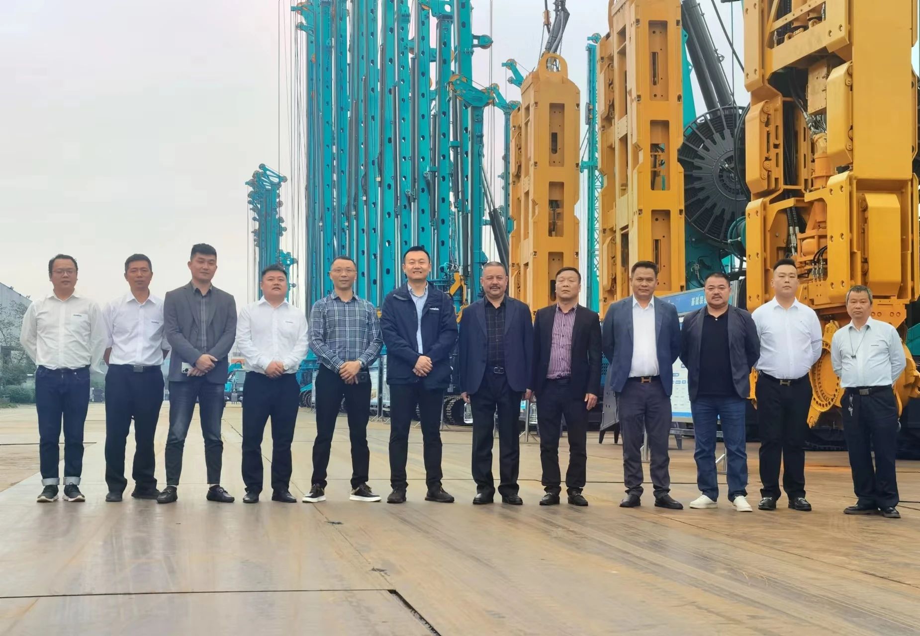 行业寒冬现暖阳！现场签购20台旋挖钻机，UED在线官网网页版(中国)唯一官方网站智能携手湖南骏牛助力国家电网项目建设