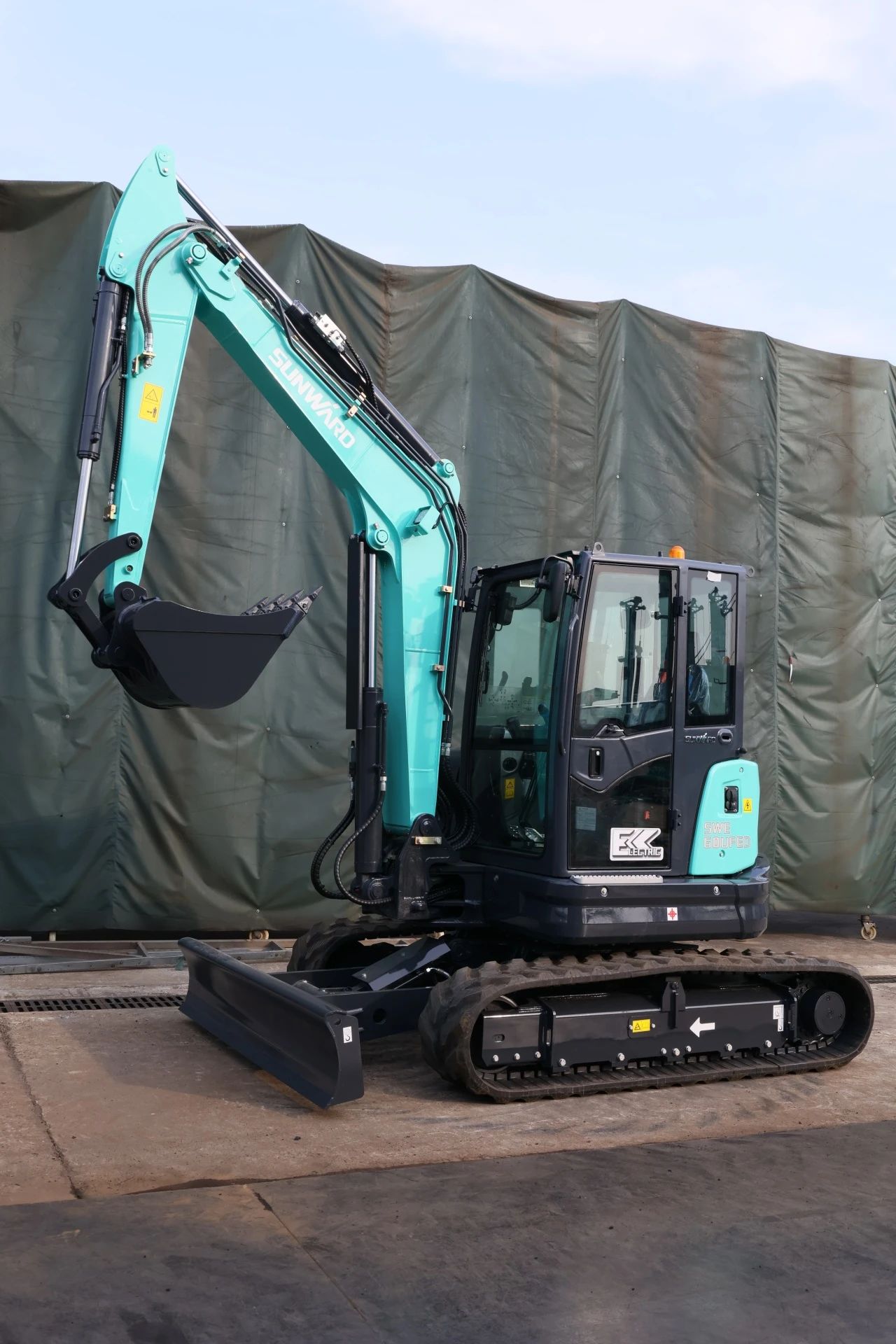 绿色上新！UED在线官网网页版(中国)唯一官方网站智能SWE60UFED纯电动无尾挖掘机成功下线