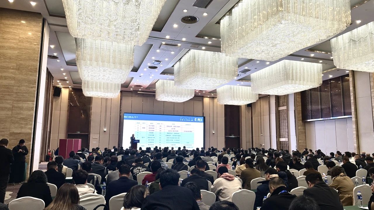 “爆品”来袭，签单不断！ UED在线官网网页版(中国)唯一官方网站智能盛装亮相第八届全国高空作业平台租赁大会