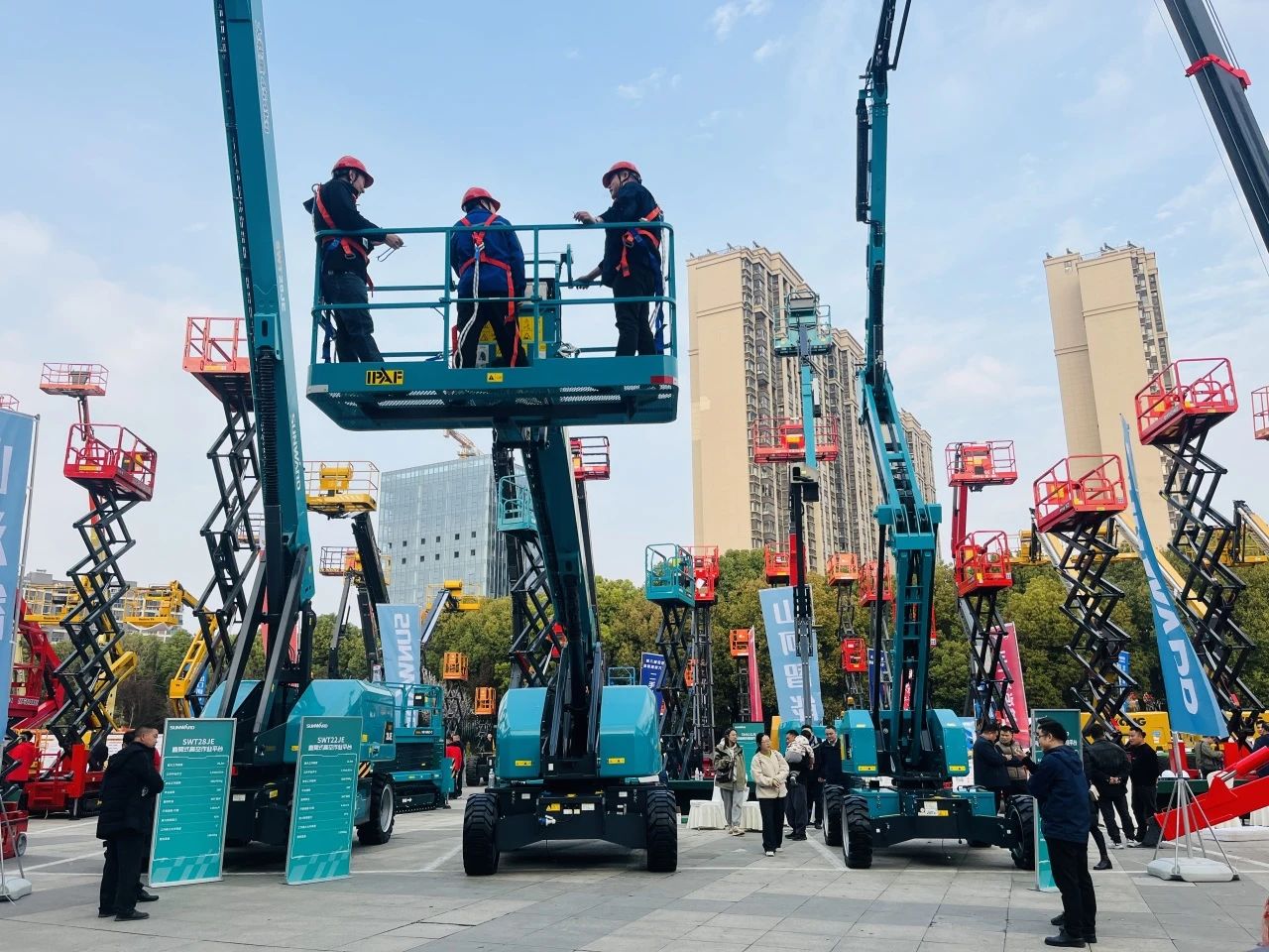 “爆品”来袭，签单不断！ UED在线官网网页版(中国)唯一官方网站智能盛装亮相第八届全国高空作业平台租赁大会