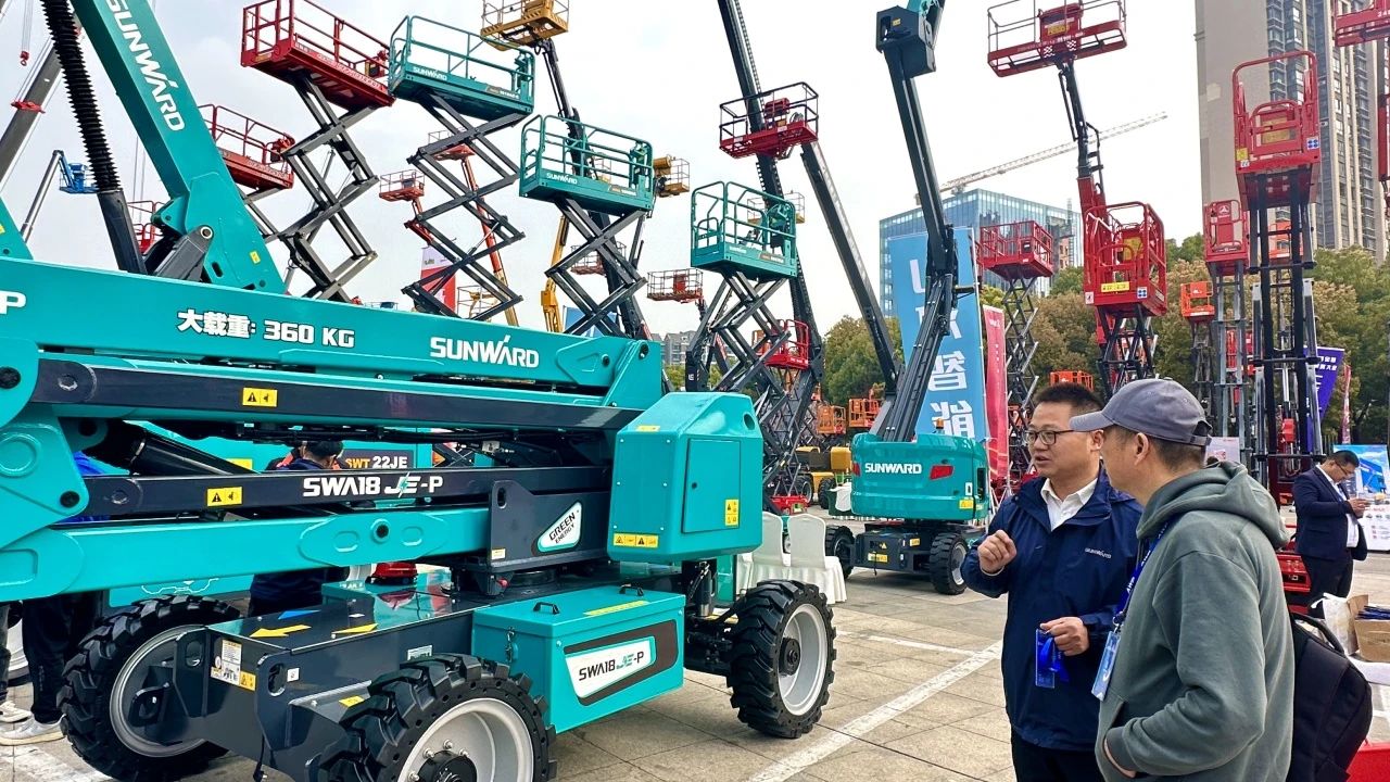 “爆品”来袭，签单不断！ UED在线官网网页版(中国)唯一官方网站智能盛装亮相第八届全国高空作业平台租赁大会