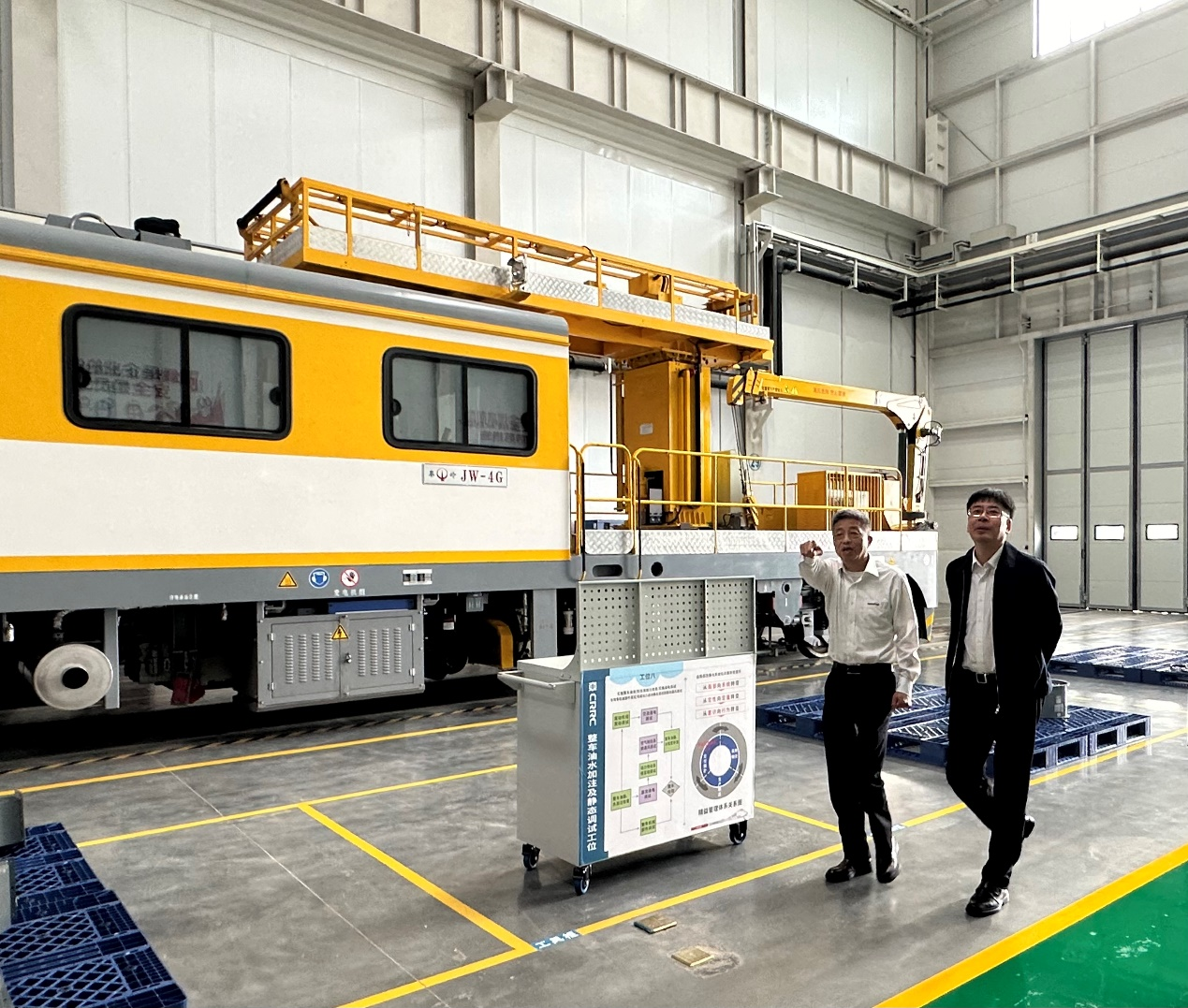 CPH-30J道岔铺换机组全球发布！UED在线官网网页版(中国)唯一官方网站智能与宝鸡中车时代共绘铁路装备新篇章！