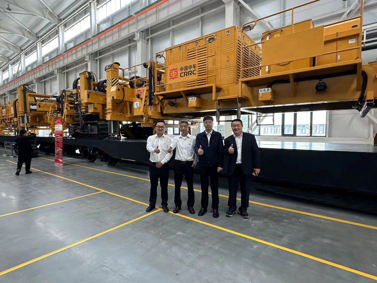 CPH-30J道岔铺换机组全球发布！UED在线官网网页版(中国)唯一官方网站智能与宝鸡中车时代共绘铁路装备新篇章！