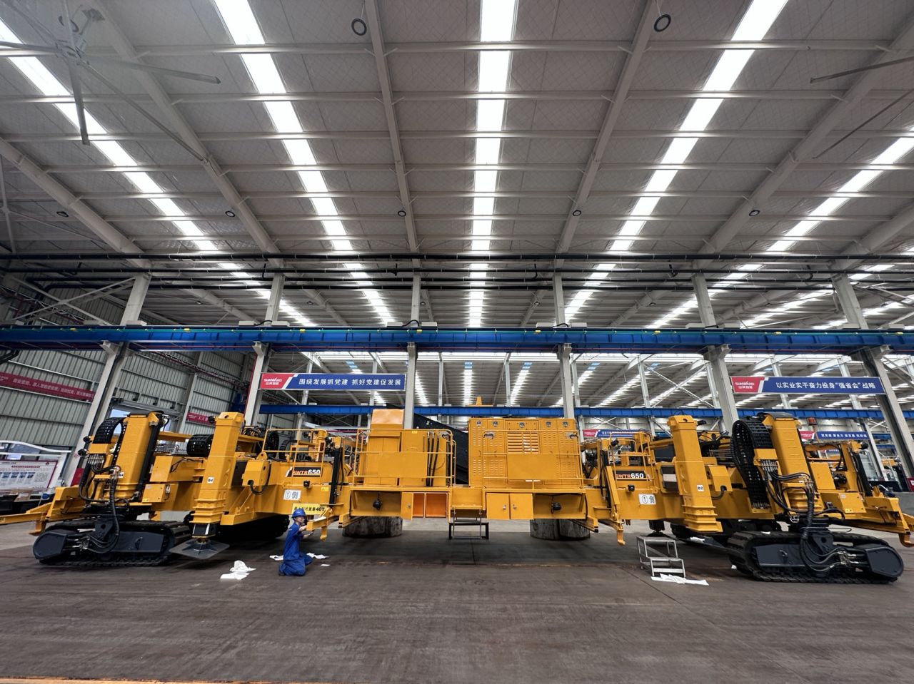 CPH-30J道岔铺换机组全球发布！UED在线官网网页版(中国)唯一官方网站智能与宝鸡中车时代共绘铁路装备新篇章！