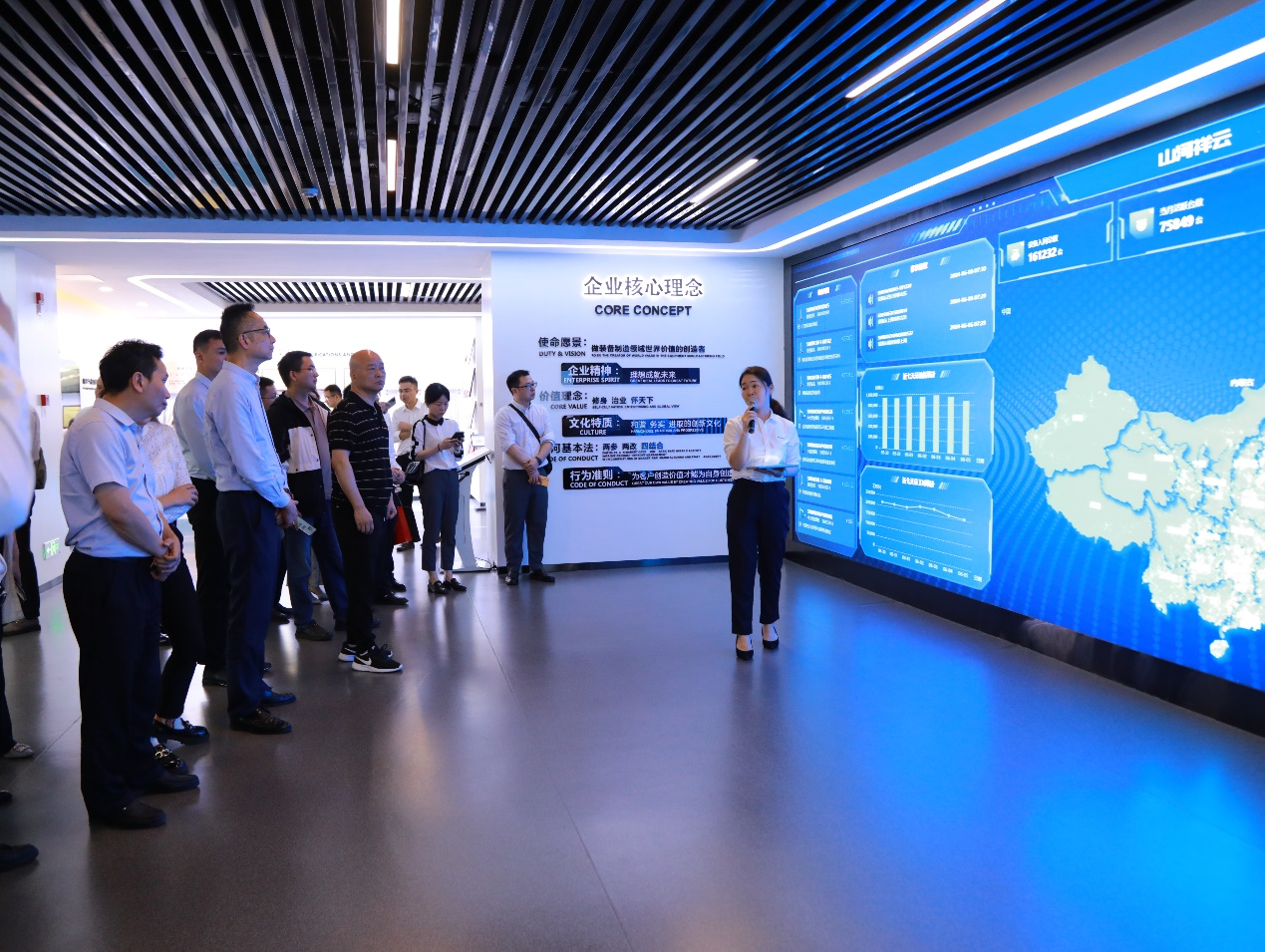 湘潭市工信局带队莅临UED在线官网网页版(中国)唯一官方网站智能开展智能制造现场观摩交流活动