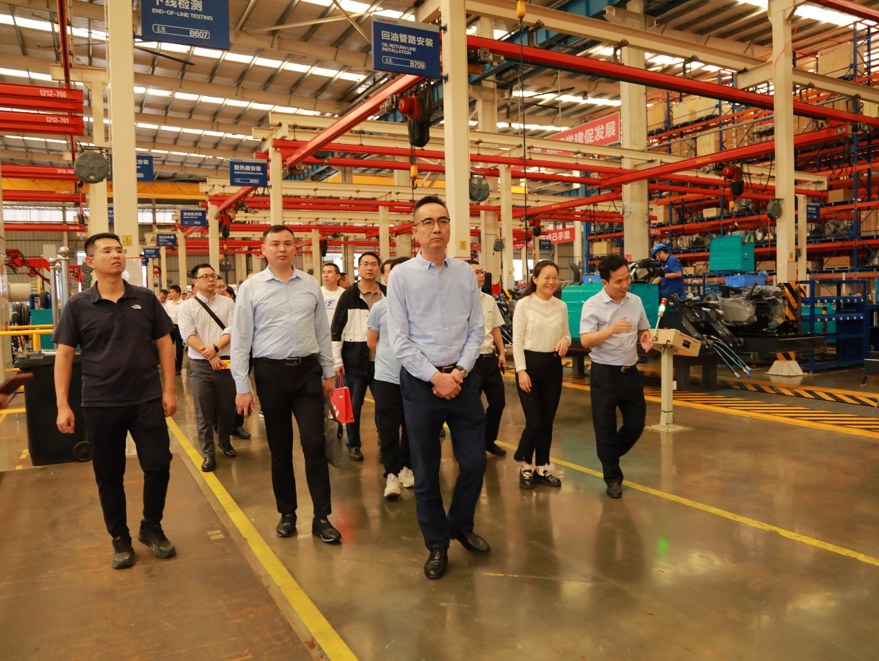 湘潭市工信局带队莅临UED在线官网网页版(中国)唯一官方网站智能开展智能制造现场观摩交流活动