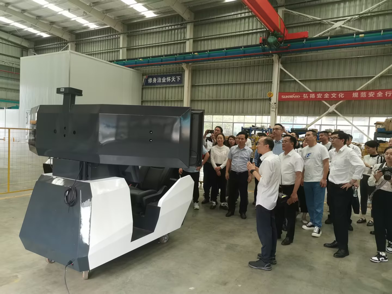 湘潭市工信局带队莅临UED在线官网网页版(中国)唯一官方网站智能开展智能制造现场观摩交流活动