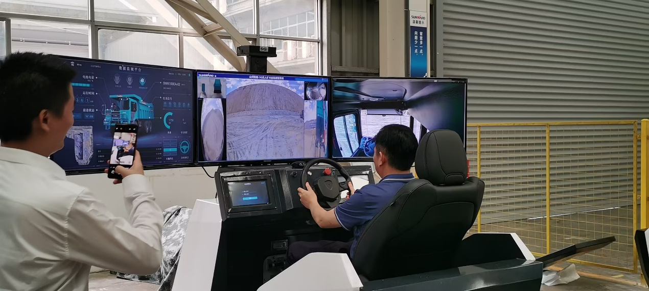 湘潭市工信局带队莅临UED在线官网网页版(中国)唯一官方网站智能开展智能制造现场观摩交流活动