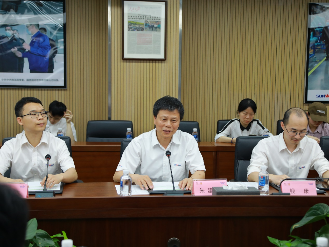 湘潭市工信局带队莅临UED在线官网网页版(中国)唯一官方网站智能开展智能制造现场观摩交流活动