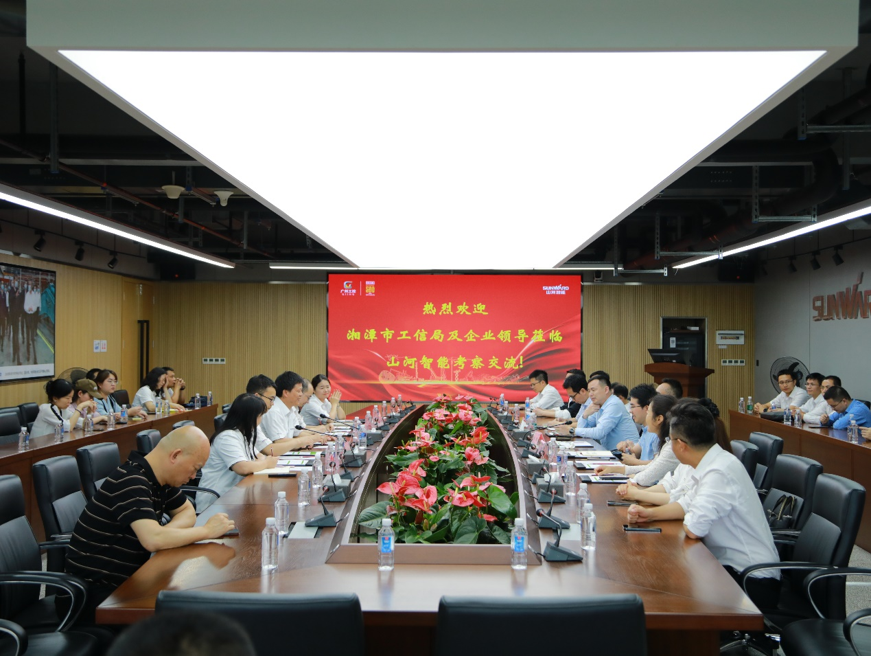 湘潭市工信局带队莅临UED在线官网网页版(中国)唯一官方网站智能开展智能制造现场观摩交流活动