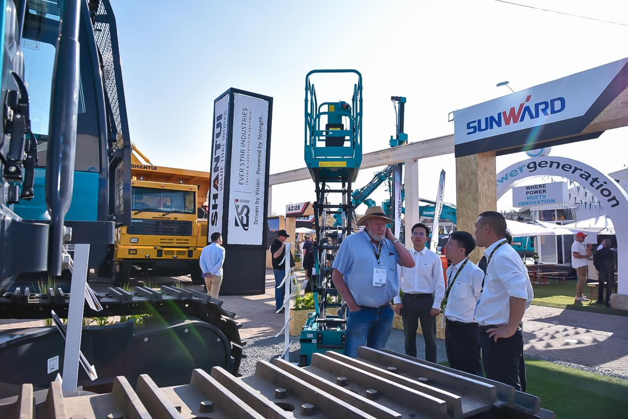 跨越山海,重器远航!UED在线官网网页版(中国)唯一官方网站智能亮相南非最大矿业展会