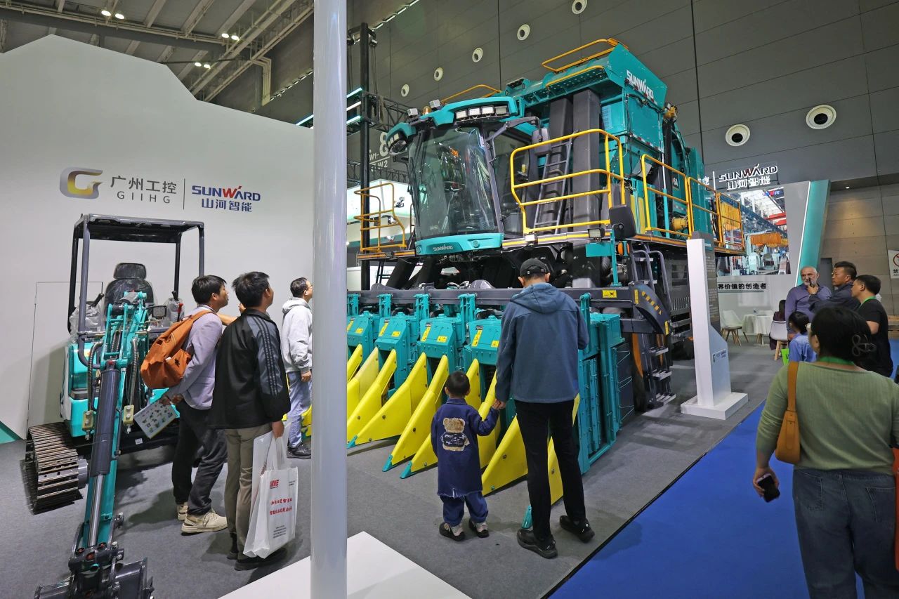 聚焦智能化、无人化！UED在线官网网页版(中国)唯一官方网站智能携多款产品亮相2024中国国际农业机械展