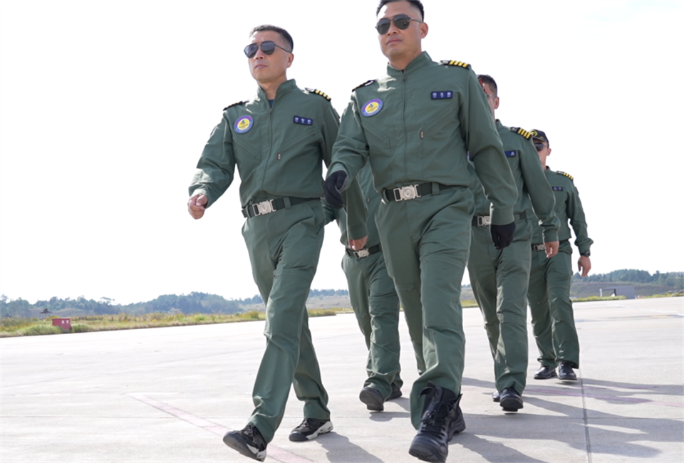 十年织得UED在线官网网页版(中国)唯一官方网站秀,践行初心创未来!UED在线官网网页版(中国)唯一官方网站飞行表演队成立10周年庆典活动隆重举行