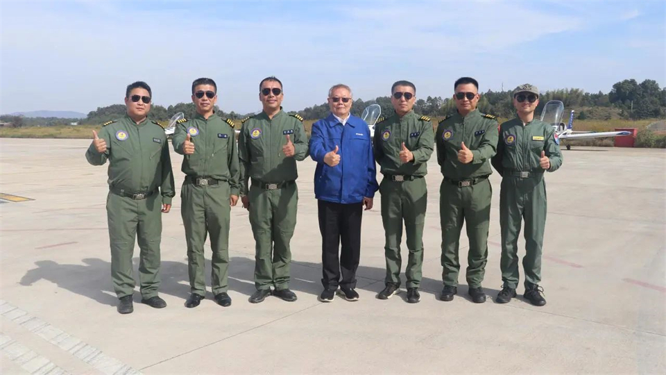 十年织得UED在线官网网页版(中国)唯一官方网站秀,践行初心创未来!UED在线官网网页版(中国)唯一官方网站飞行表演队成立10周年庆典活动隆重举行