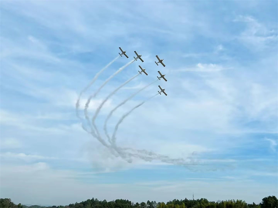 十年织得UED在线官网网页版(中国)唯一官方网站秀,践行初心创未来!UED在线官网网页版(中国)唯一官方网站飞行表演队成立10周年庆典活动隆重举行