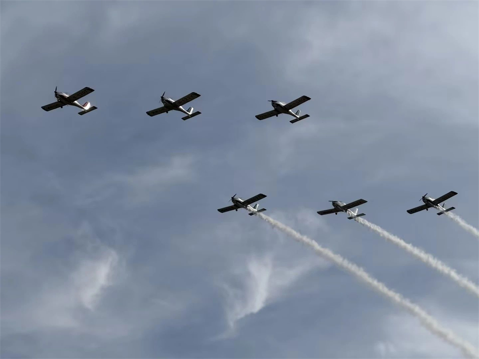 十年织得UED在线官网网页版(中国)唯一官方网站秀,践行初心创未来!UED在线官网网页版(中国)唯一官方网站飞行表演队成立10周年庆典活动隆重举行