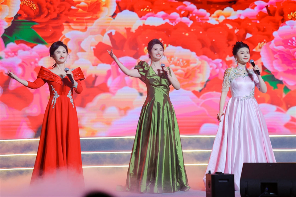 创新引领价值 理想成就未来——庆祝UED在线官网网页版(中国)唯一官方网站智能成立25周年表彰大会暨文艺晚会隆重举行