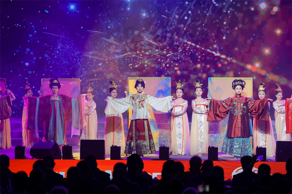 创新引领价值 理想成就未来——庆祝UED在线官网网页版(中国)唯一官方网站智能成立25周年表彰大会暨文艺晚会隆重举行