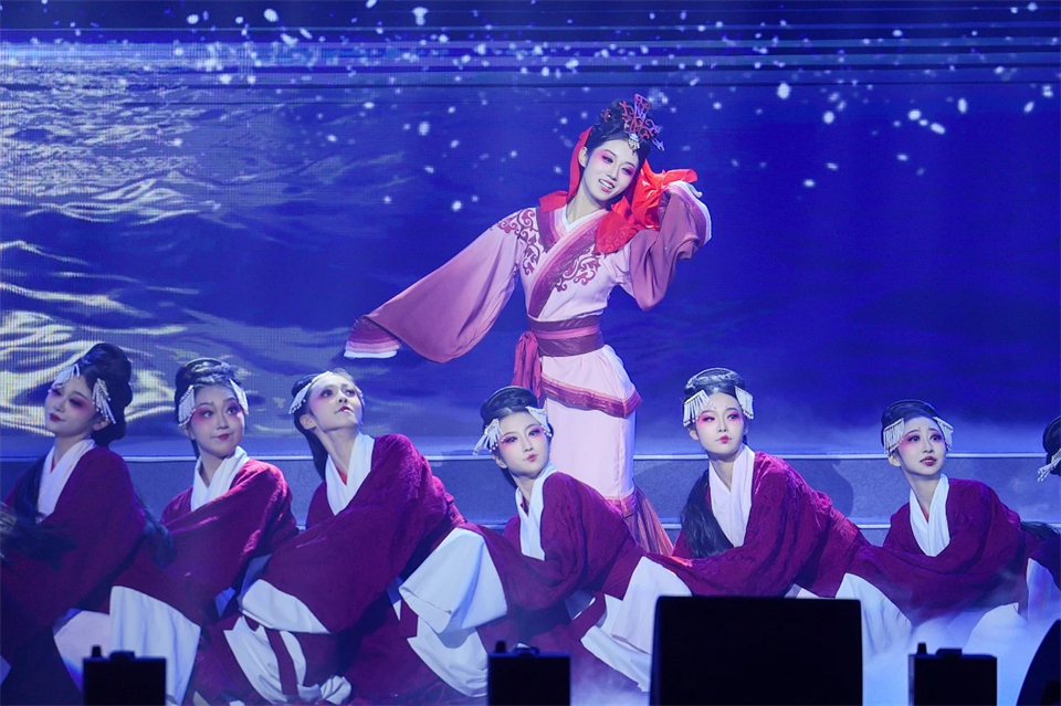 创新引领价值 理想成就未来——庆祝UED在线官网网页版(中国)唯一官方网站智能成立25周年表彰大会暨文艺晚会隆重举行