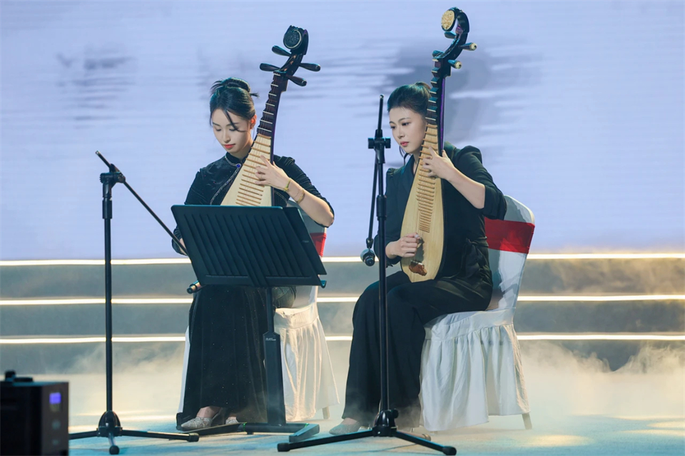 创新引领价值 理想成就未来——庆祝UED在线官网网页版(中国)唯一官方网站智能成立25周年表彰大会暨文艺晚会隆重举行