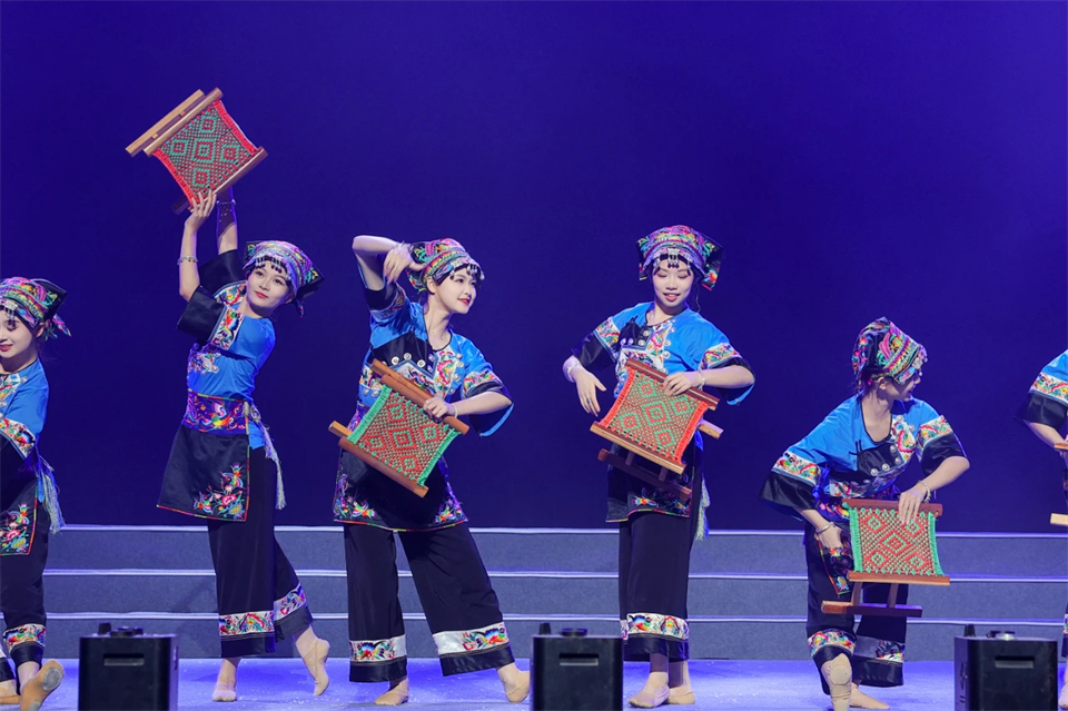 创新引领价值 理想成就未来——庆祝UED在线官网网页版(中国)唯一官方网站智能成立25周年表彰大会暨文艺晚会隆重举行