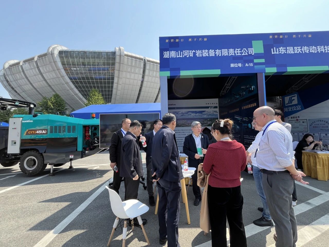 UED在线官网网页版(中国)唯一官方网站矿岩携井下掘进台车亮相苍南矿山井巷机械展