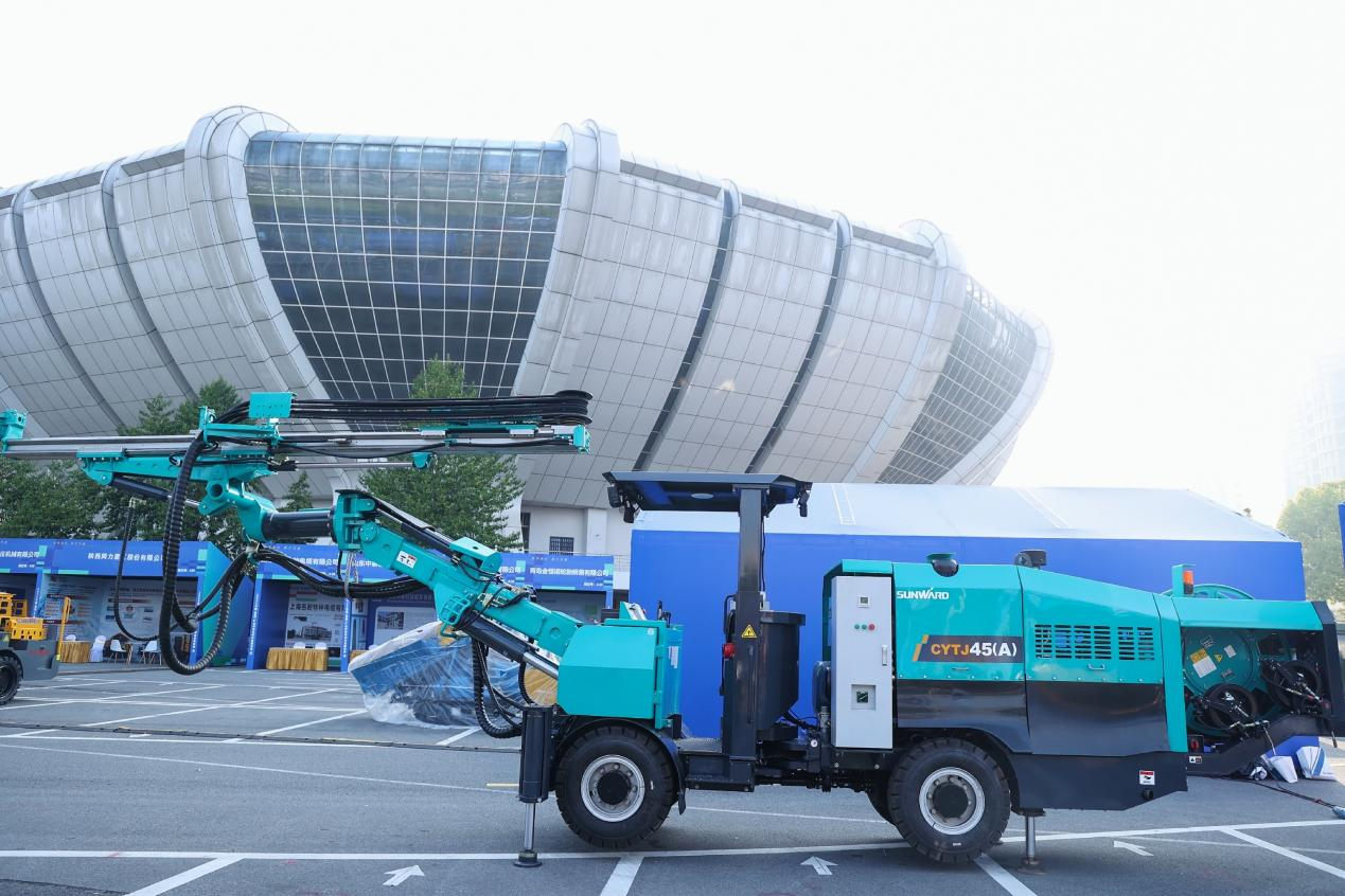 UED在线官网网页版(中国)唯一官方网站矿岩携井下掘进台车亮相苍南矿山井巷机械展