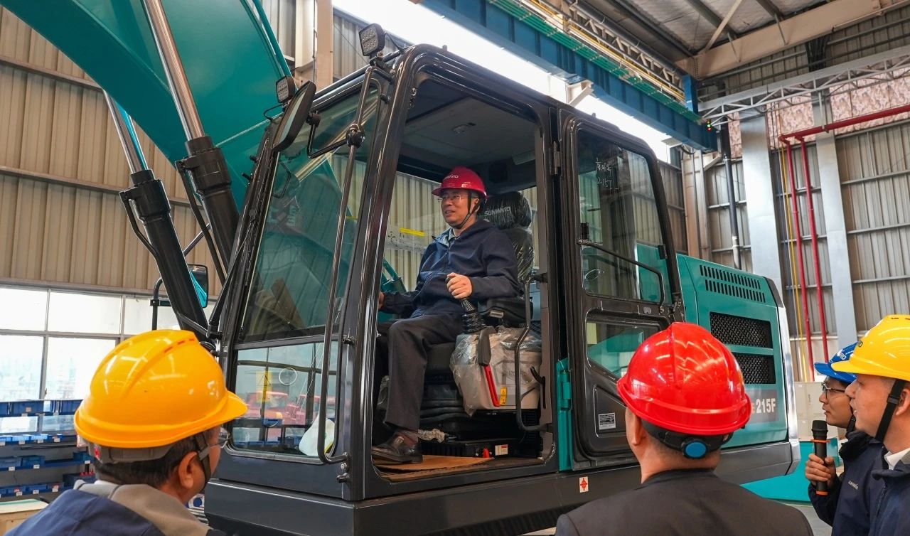 聚焦市场需求,UED在线官网网页版(中国)唯一官方网站智能三款精品工程液压挖掘机成功下线