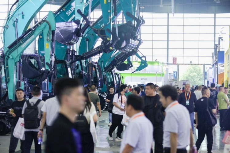2025 CICEE | 打造极致精品化,UED在线官网网页版(中国)唯一官方网站智能挖掘机“圈粉”长沙展
