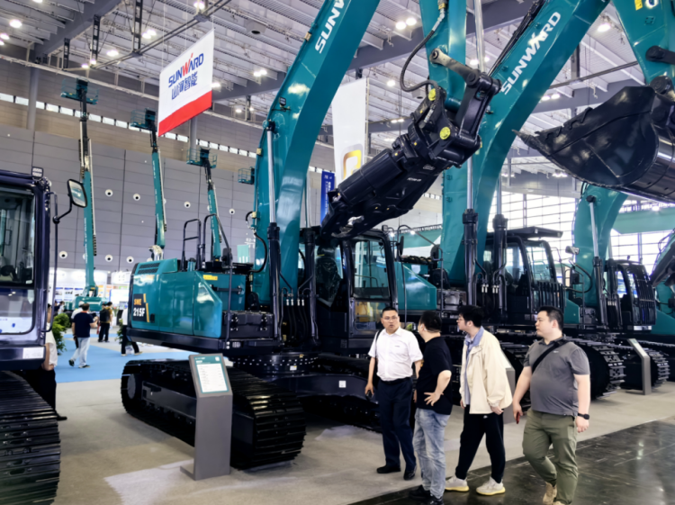 2025 CICEE | 打造极致精品化,UED在线官网网页版(中国)唯一官方网站智能挖掘机“圈粉”长沙展