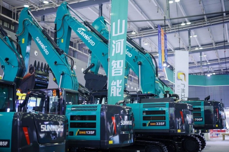 2025 CICEE | 打造极致精品化,UED在线官网网页版(中国)唯一官方网站智能挖掘机“圈粉”长沙展