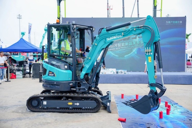 2025 CICEE | 打造极致精品化,UED在线官网网页版(中国)唯一官方网站智能挖掘机“圈粉”长沙展