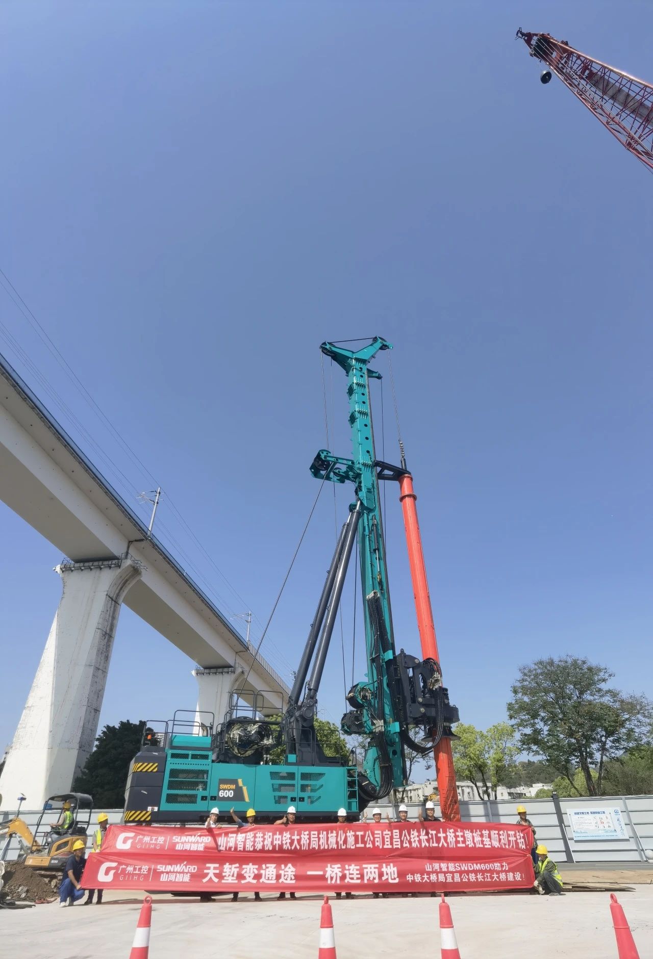 再战“世界级工程”!UED在线官网网页版(中国)唯一官方网站智能旋挖钻机助力宜昌长江公铁大桥建设