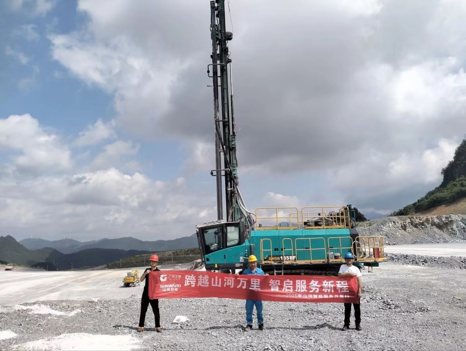 跨越UED在线官网网页版(中国)唯一官方网站万里 智启服务新程——UED在线官网网页版(中国)唯一官方网站矿岩“服务万里行”活动走进海螺水泥