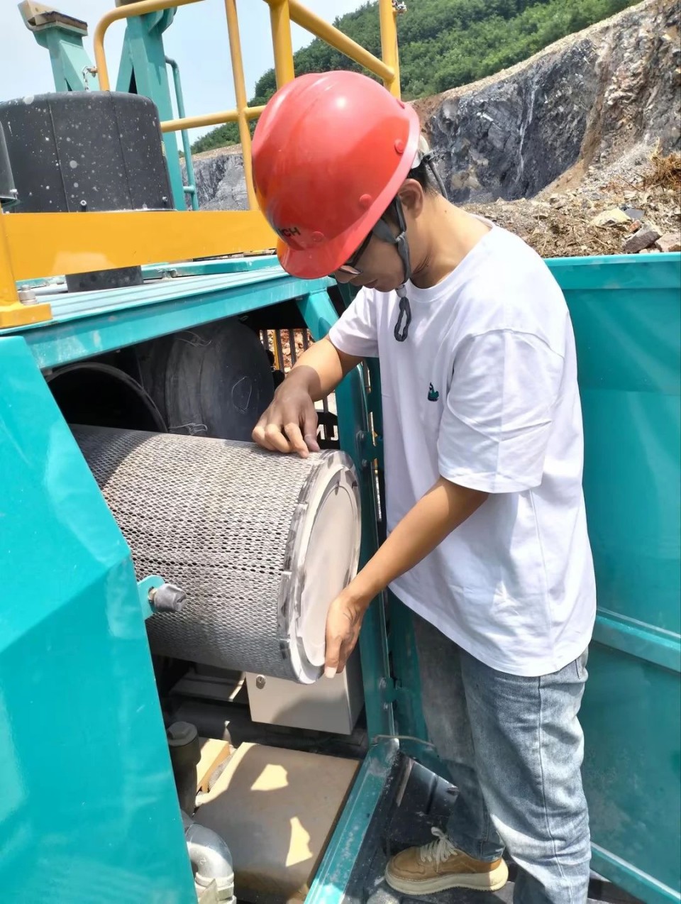 跨越UED在线官网网页版(中国)唯一官方网站万里 智启服务新程——UED在线官网网页版(中国)唯一官方网站矿岩“服务万里行”活动走进海螺水泥