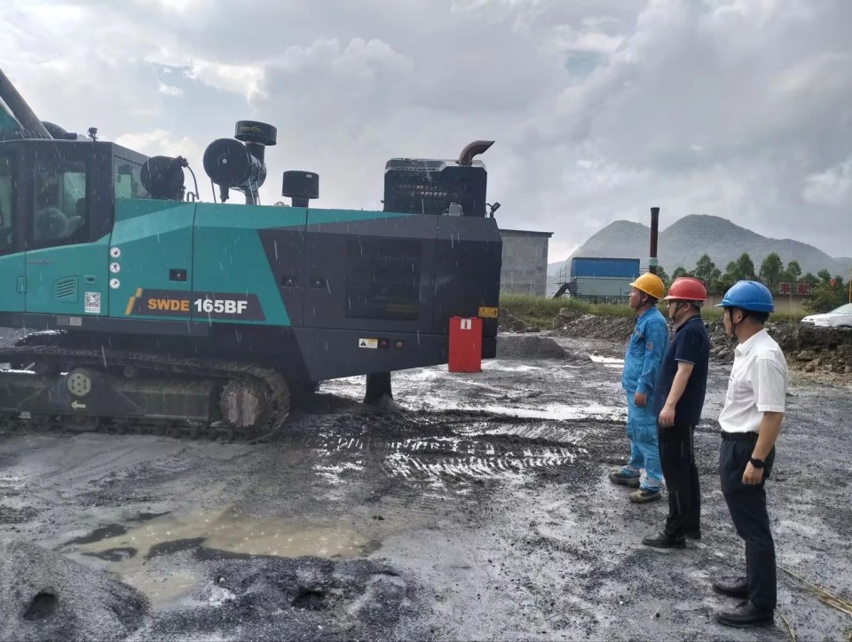 跨越UED在线官网网页版(中国)唯一官方网站万里 智启服务新程——UED在线官网网页版(中国)唯一官方网站矿岩“服务万里行”活动走进海螺水泥