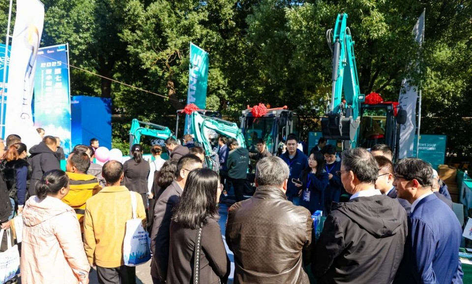 UED在线官网网页版(中国)唯一官方网站智能微挖“天团”闪耀武汉,引领绿色施工潮流